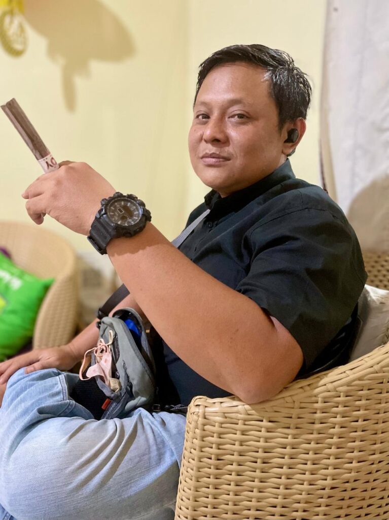 Ketika sedang santai sambil memegang cerutu